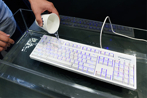 画像ギャラリー No.002のサムネイル画像 / ゲーマー向けキーボード，次のトレンドは防水!? COMPUTEXで見た個性派をチェック