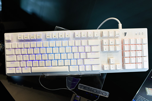 画像ギャラリー No.008のサムネイル画像 / ゲーマー向けキーボード，次のトレンドは防水!? COMPUTEXで見た個性派をチェック