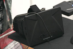 画像ギャラリー No.003のサムネイル画像 / ［GDC 2013］期待のゲーム用HMD「Oculus Rift」を体験＆直撮り。「眼前に広がるゲーム世界が，首の動きに追従する」のは革命か