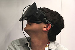 画像ギャラリー No.005のサムネイル画像 / ［GDC 2013］期待のゲーム用HMD「Oculus Rift」を体験＆直撮り。「眼前に広がるゲーム世界が，首の動きに追従する」のは革命か