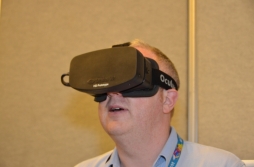 画像ギャラリー No.001のサムネイル画像 / ［E3 2013］仮想現実HMD「Oculus Rift」の1080p版を体験してきた。Unreal Engine 4のデモ世界が目の前に広がるのは，もはや感動だ