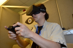 画像ギャラリー No.002のサムネイル画像 / ［E3 2013］仮想現実HMD「Oculus Rift」の1080p版を体験してきた。Unreal Engine 4のデモ世界が目の前に広がるのは，もはや感動だ