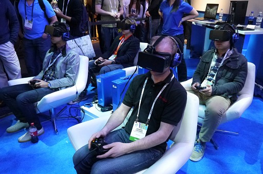 画像ギャラリー No.005のサムネイル画像 / ［CES 2014］「Oculus Rift」の最新版は，外部カメラと赤外線LEDで位置トラッキングに対応