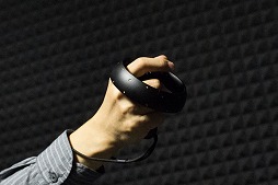 画像ギャラリー No.004のサムネイル画像 / ［TGS 2015］予想以上の“素手感覚”に驚き。VR空間にアクセスする新デバイス「Oculus Touch」体験レポート