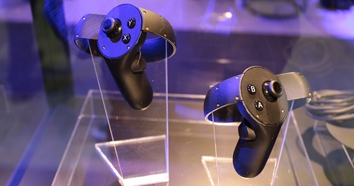 画像ギャラリー No.008のサムネイル画像 / ［TGS 2015］予想以上の“素手感覚”に驚き。VR空間にアクセスする新デバイス「Oculus Touch」体験レポート
