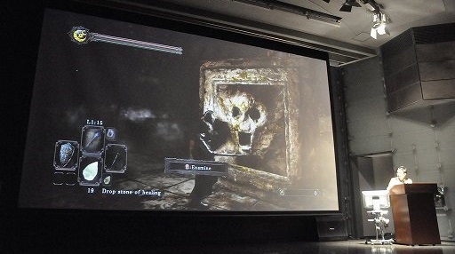 画像ギャラリー No.012のサムネイル画像 / 実機デモで数多の「死に様」が惜しげもなく披露された「DARK SOULS II」記者発表会をレポート。シールドデザインの公募や公認カフェの情報も
