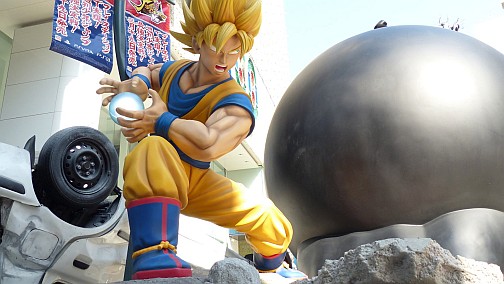 画像ギャラリー No.006のサムネイル画像 / 「Jスターズ ビクトリーバーサス」の巨大フィギュアが渋谷PARCO前に登場。悟空とルフィが渋谷の街でバトル!