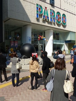 画像ギャラリー No.010のサムネイル画像 / 「Jスターズ ビクトリーバーサス」の巨大フィギュアが渋谷PARCO前に登場。悟空とルフィが渋谷の街でバトル!
