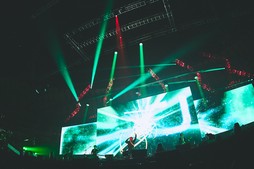 画像ギャラリー No.017のサムネイル画像 / 満員のヒカセンで横浜アリーナが揺れた！「THE PRIMALS Live in Japan - Darkest Before Dawn」レポート