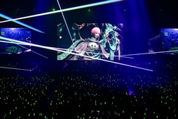 画像ギャラリー No.023のサムネイル画像 / 満員のヒカセンで横浜アリーナが揺れた！「THE PRIMALS Live in Japan - Darkest Before Dawn」レポート