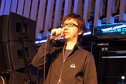 画像ギャラリー No.010のサムネイル画像 / ［JAEPO2013］簡単操作で誰でもノレる音楽ゲーム「グルーヴコースター」（アーケード版）プレイレポート。お姉さんがプレイする直撮りムービーも掲載