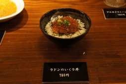 画像ギャラリー No.013のサムネイル画像 / 「LORD of VERMILION III」と居酒屋が異色のコラボ。丹沢悠一プロデューサーも駆けつけた“居酒屋LoV”内覧会レポート