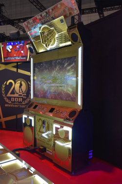 画像ギャラリー No.001のサムネイル画像 / ［JAEPO2019］黄金のDDR筐体！「DanceDanceRevolution 20th anniversary model」がKONAMIブースで初披露。2019年3月から稼働開始