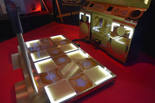 画像ギャラリー No.004のサムネイル画像 / ［JAEPO2019］黄金のDDR筐体！「DanceDanceRevolution 20th anniversary model」がKONAMIブースで初披露。2019年3月から稼働開始