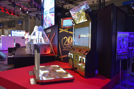画像ギャラリー No.005のサムネイル画像 / ［JAEPO2019］黄金のDDR筐体！「DanceDanceRevolution 20th anniversary model」がKONAMIブースで初披露。2019年3月から稼働開始