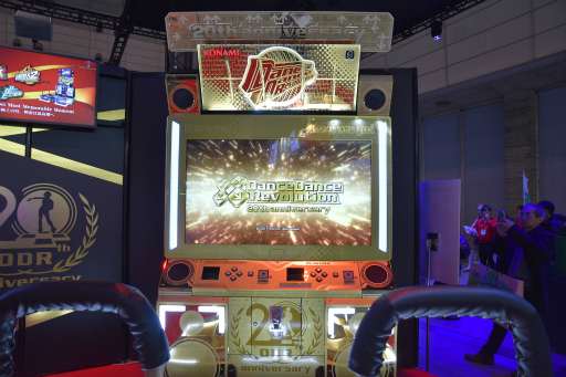 画像ギャラリー No.006のサムネイル画像 / ［JAEPO2019］黄金のDDR筐体！「DanceDanceRevolution 20th anniversary model」がKONAMIブースで初披露。2019年3月から稼働開始