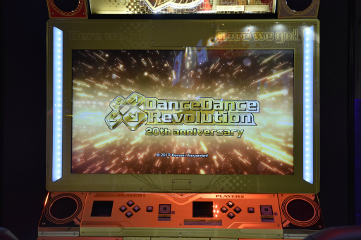 画像ギャラリー No.007のサムネイル画像 / ［JAEPO2019］黄金のDDR筐体！「DanceDanceRevolution 20th anniversary model」がKONAMIブースで初披露。2019年3月から稼働開始
