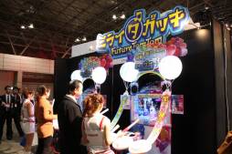画像ギャラリー No.006のサムネイル画像 / ［JAEPO2013］BEMANIタイトルから大型メダルゲームまで勢揃い。幅広いジャンルの最新アーケードゲームが集まったKONAMIブースレポート