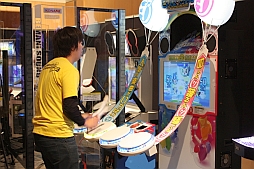 画像ギャラリー No.035のサムネイル画像 / 「KONAMI Arcade Championship 2013」初日の模様をレポート。トップランカー達によるスーパープレイで会場は大盛り上がり