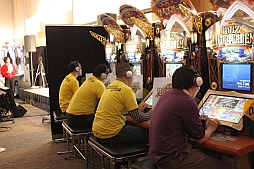 画像ギャラリー No.037のサムネイル画像 / 「KONAMI Arcade Championship 2013」初日の模様をレポート。トップランカー達によるスーパープレイで会場は大盛り上がり