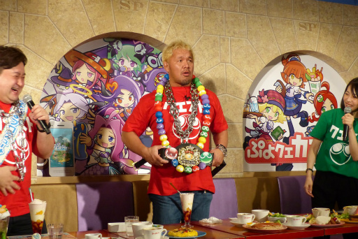 画像ギャラリー No.040のサムネイル画像 / “スイーツ真壁”ことプロレスラー 真壁刀義選手がゲストに招かれた「ぷよクエカフェ」メディア向け試食会の模様をレポート