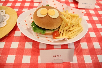 画像ギャラリー No.032のサムネイル画像 / 「ぷよクエカフェ2019」試食会レポート。店内限定クエストのほか，豊富なグッズの販売コーナーも用意