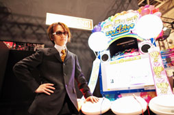 画像ギャラリー No.010のサムネイル画像 / ［JAEPO2013］BEMANIシリーズ新作「SOUND VOLTEX II -infinite infection-」と「ミライダガッキ」のプレイレポート。ディレクター陣へのミニインタビューも掲載