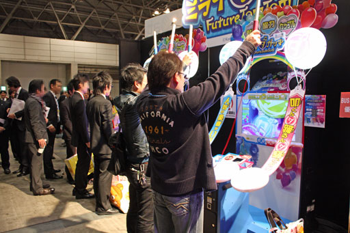 画像ギャラリー No.011のサムネイル画像 / ［JAEPO2013］BEMANIシリーズ新作「SOUND VOLTEX II -infinite infection-」と「ミライダガッキ」のプレイレポート。ディレクター陣へのミニインタビューも掲載