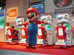 画像ギャラリー No.008のサムネイル画像 / ［JAEPO2013］マリオカートと太鼓，そしてキッズゲームが熱い。「ジャパンアミューズメントエキスポ2013」バンダイナムコゲームスブースレポ