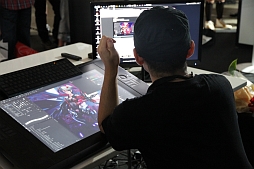 画像ギャラリー No.041のサムネイル画像 / ［TGS 2013］さまざまな活動を精力的に行うredjuice氏の，ライブペイントが行われたTokyo Otaku Modeブースの模様をお届け