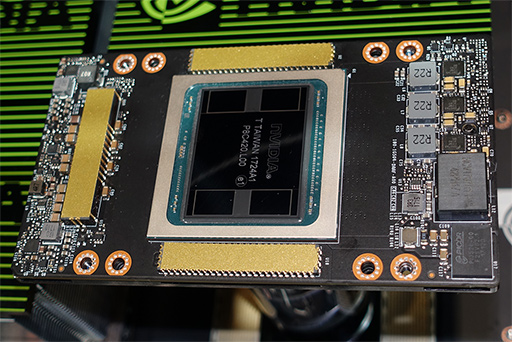 画像ギャラリー No.004のサムネイル画像 / GTC 2018のNVIDIAブースで“世界最大のGPU”こと「DGX-2」の実機をチェック。自動運転やゲームにおけるAI活用の展示にも注目だ