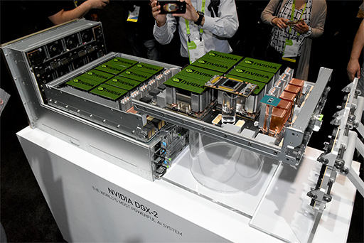 画像ギャラリー No.007のサムネイル画像 / GTC 2018のNVIDIAブースで“世界最大のGPU”こと「DGX-2」の実機をチェック。自動運転やゲームにおけるAI活用の展示にも注目だ