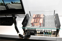 画像ギャラリー No.025のサムネイル画像 / GTC 2018のNVIDIAブースで“世界最大のGPU”こと「DGX-2」の実機をチェック。自動運転やゲームにおけるAI活用の展示にも注目だ