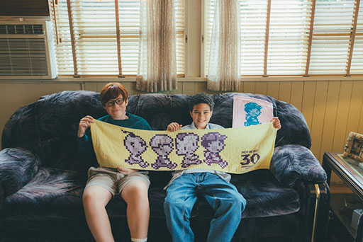 画像ギャラリー No.001のサムネイル画像 / 「MOTHER2」の30周年記念グッズ,8月1日に発売開始。ネスら4人が旅する姿をデザインしたTシャツ,プーのラーメンどんぶりなどを用意