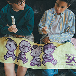 画像ギャラリー No.003のサムネイル画像 / 「MOTHER2」の30周年記念グッズ,8月1日に発売開始。ネスら4人が旅する姿をデザインしたTシャツ,プーのラーメンどんぶりなどを用意