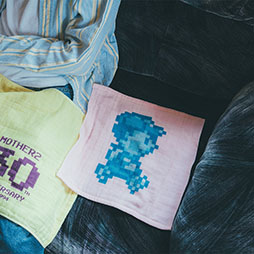 画像ギャラリー No.004のサムネイル画像 / 「MOTHER2」の30周年記念グッズ,8月1日に発売開始。ネスら4人が旅する姿をデザインしたTシャツ,プーのラーメンどんぶりなどを用意