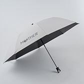 画像ギャラリー No.002のサムネイル画像 / 「生活のたのしみ展2026」に「MOTHERのSUMMER」がオープン。日傘やスニーカーなど「MOTHER」シリーズをモチーフにした新商品を多数用意