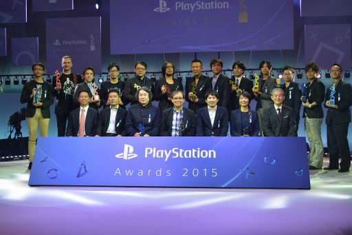 画像ギャラリー No.001のサムネイル画像 / 「PlayStation Awards 2015」が開催。100万本達成の「Platinum Prize」は,「METAL GEAR SOLID V: THE PHANTOM PAIN」など3タイトル