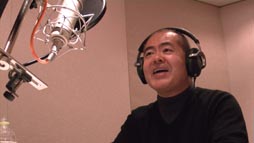 画像ギャラリー No.001のサムネイル画像 / 「サカつく」試合実況アナを八塚 浩氏が担当。メイキング映像も公開中