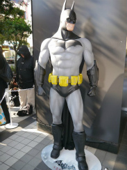 画像ギャラリー No.001のサムネイル画像 / 師走の秋葉原で「DCコミックス＆ワーナーヒーローズ！フェスティバル」が開催。GENERATIONS from EXILE TRIBEが「バットマン：アーカム・ビギンズ」の魅力を伝えた