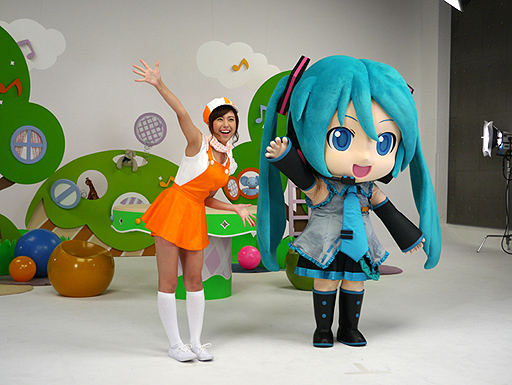 画像ギャラリー No.001のサムネイル画像 / 「Project mirai 2」の魅力を伝える「ミクダヨーといっしょダヨー」の撮影現場をレポート。川上ジュリアさんも,ミクダヨーの愛らしさにメロメロ