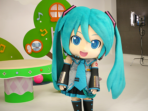 画像ギャラリー No.003のサムネイル画像 / 「Project mirai 2」の魅力を伝える「ミクダヨーといっしょダヨー」の撮影現場をレポート。川上ジュリアさんも,ミクダヨーの愛らしさにメロメロ