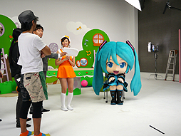 画像ギャラリー No.004のサムネイル画像 / 「Project mirai 2」の魅力を伝える「ミクダヨーといっしょダヨー」の撮影現場をレポート。川上ジュリアさんも,ミクダヨーの愛らしさにメロメロ