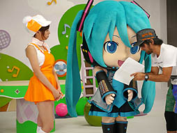 画像ギャラリー No.005のサムネイル画像 / 「Project mirai 2」の魅力を伝える「ミクダヨーといっしょダヨー」の撮影現場をレポート。川上ジュリアさんも,ミクダヨーの愛らしさにメロメロ