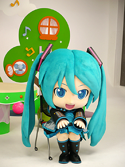 画像ギャラリー No.006のサムネイル画像 / 「Project mirai 2」の魅力を伝える「ミクダヨーといっしょダヨー」の撮影現場をレポート。川上ジュリアさんも,ミクダヨーの愛らしさにメロメロ