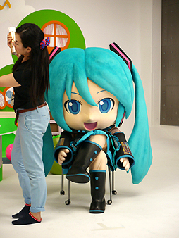 画像ギャラリー No.007のサムネイル画像 / 「Project mirai 2」の魅力を伝える「ミクダヨーといっしょダヨー」の撮影現場をレポート。川上ジュリアさんも,ミクダヨーの愛らしさにメロメロ