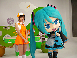 画像ギャラリー No.008のサムネイル画像 / 「Project mirai 2」の魅力を伝える「ミクダヨーといっしょダヨー」の撮影現場をレポート。川上ジュリアさんも,ミクダヨーの愛らしさにメロメロ