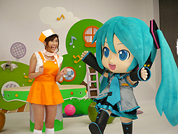 画像ギャラリー No.009のサムネイル画像 / 「Project mirai 2」の魅力を伝える「ミクダヨーといっしょダヨー」の撮影現場をレポート。川上ジュリアさんも,ミクダヨーの愛らしさにメロメロ