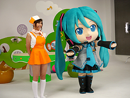 画像ギャラリー No.010のサムネイル画像 / 「Project mirai 2」の魅力を伝える「ミクダヨーといっしょダヨー」の撮影現場をレポート。川上ジュリアさんも,ミクダヨーの愛らしさにメロメロ
