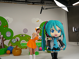 画像ギャラリー No.013のサムネイル画像 / 「Project mirai 2」の魅力を伝える「ミクダヨーといっしょダヨー」の撮影現場をレポート。川上ジュリアさんも,ミクダヨーの愛らしさにメロメロ